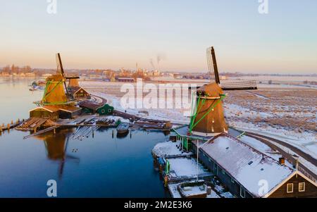 Vista sui droni nel villaggio dei mulini a vento di Zaanse Schans durante l'inverno con il paesaggio innevato nel villaggio olandese in inverno Foto Stock