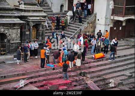 Funerali sul fiume Bagmati a Kathmandu, Nepal Foto Stock