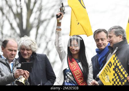 Ministro fiammingo dell'occupazione, dell'economia, dell'innovazione, della politica scientifica e dello sport Philippe Muyters (L), Miss Belgium Angeline Flor Pua (C), Il sindaco di Anversa Bart De Wever (2R) e l'alderman di Anversa Ludo Van Campenhout (R) danno inizio all'edizione 102nd della gara ciclistica di un giorno 'Ronde van Vlaanderen - Tour des Flandres - Tour of Flanders', 264,7km da Anversa a Oudenaarde, domenica 01 aprile 2018. FOTO DI BELGA DIRK WAEM Foto Stock