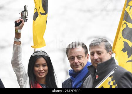 La signorina belga Angeline Flor Pua, il sindaco di Anversa Bart De Wever e l'alderman di Anversa Ludo Van Campenhout danno inizio all'edizione 102nd della gara ciclistica di un giorno 'Ronde van Vlaanderen - Tour des Flandres - Tour of Flanders', 264,7km da Anversa a Oudenaarde, domenica 01 aprile 2018. FOTO DI BELGA DIRK WAEM Foto Stock