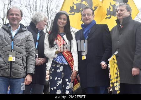 Ministro fiammingo dell'occupazione, dell'economia, dell'innovazione, della politica scientifica e dello sport Philippe Muyters (L), Miss Belgium Angeline Flor Pua (C), Il sindaco di Anversa Bart De Wever (2R) e l'alderman di Anversa Ludo Van Campenhout (R) danno inizio all'edizione 102nd della gara ciclistica di un giorno 'Ronde van Vlaanderen - Tour des Flandres - Tour of Flanders', 264,7km da Anversa a Oudenaarde, domenica 01 aprile 2018. FOTO DI BELGA DIRK WAEM Foto Stock