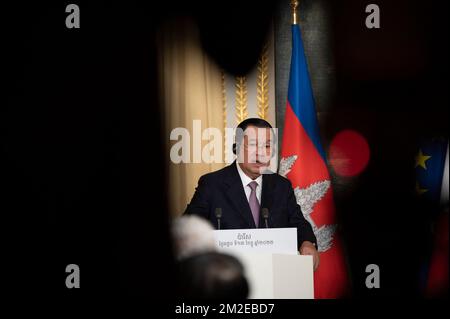 Parigi, Francia, 13 dicembre 2022. Hun Sen, primo Ministro e Presidente dell'Associazione delle Nazioni del Sud-Est Asiatico (ASEAN) della Cambogia, durante una conferenza stampa congiunta con il Presidente francese prima dell'incontro al Palazzo presidenziale Elysee, a Parigi, il 13 dicembre 2022. Foto di Blondet Eliot /ABACAPRESS.COM Foto Stock