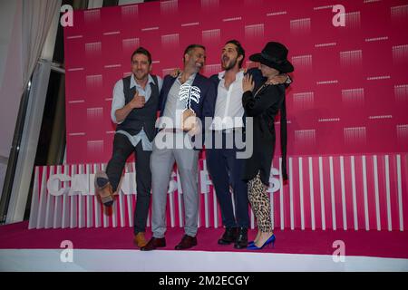 Moshe Ashkenazi,Omri Givon,Tomer Kapon e Ninet Tayeb posano con il premio Best Series Award da 'quando gli eroi volano' alle Canneseries vincitori Photocall | Moshe Ashkenazi, Omri Givon, Tomer Kapon et Ninet Tayeb posent avec le prix de la meilleure série de'when heres fly' au fotocuréats du Cannériseries. 11/04/2018 Foto Stock