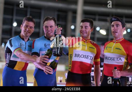 Secondo classificato i piloti belgi Kenny de Ketele e Moreno de Pauw festeggia accanto ai vincitori gli spagnoli Albert Torres e Sebastian Mora alla finale del concorso di ciclismo su pista Six Days di Maiorca, sabato 14 aprile 2018, presso la Palma Arena di Palma, Maiorca. BELGA FOTO ENRIQUE CALVO Foto Stock