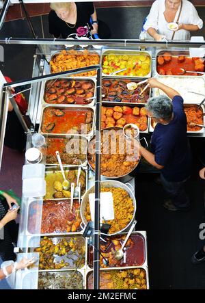 Ogni giovedì e venerdì il centro di Dizengoff ospita una fiera gastronomica squisita in cui degustare e acquistare cibo casalingo dal centro-est e oltre. Foto Stock