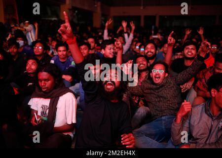 Dhaka, Bangladesh. 14th Dec, 2022. I fan del Bangladesh festeggiano l'obiettivo argentino nella semifinale della Coppa del mondo FIFA durante la partita su uno schermo gigante presso la Jagannath Hall dell'Università di Dhaka, in Bangladesh, il 14th dicembre 2022. (Credit Image: © Md Rakibul Hasan/ZUMA Press Wire) Foto Stock