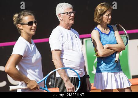 Il belga Kirsten Flipkens, il capitano belga Ivo Van Aken e l'assistente allenatore belga Laurence Courtois hanno illustrato nel corso di una sessione di allenamento in vista della riunione del Gruppo Mondiale della Fed Cup di questo fine settimana Play off tra Italia e Belgio a Genova, Italia, giovedì 19 aprile 2018. FOTO DI BELGA LAURIE DIEFFEMBACQ Foto Stock