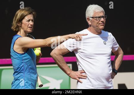 L'assistente tecnico belga Laurence Courtois e il capitano belga Ivo Van Aken hanno mostrato la foto durante una sessione di allenamento in vista della riunione del Gruppo Mondiale della Fed Cup Play Off di questo fine settimana tra Italia e Belgio a Genova, Italia, giovedì 19 aprile 2018. FOTO DI BELGA LAURIE DIEFFEMBACQ Foto Stock