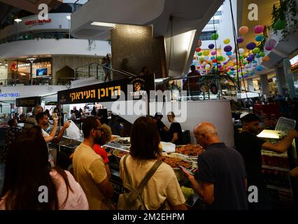 Ogni giovedì e venerdì il centro di Dizengoff ospita una fiera gastronomica squisita in cui degustare e acquistare cibo casalingo dal centro-est e oltre. Foto Stock