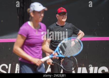 Il belga Elise Mertens e il capitano belga Ivo Van Aken hanno illustrato durante una sessione di allenamento in vista della riunione del Gruppo Mondiale della Fed Cup di questo fine settimana Play off tra Italia e Belgio a Genova, Italia, venerdì 20 aprile 2018. FOTO DI BELGA LAURIE DIEFFEMBACQ Foto Stock