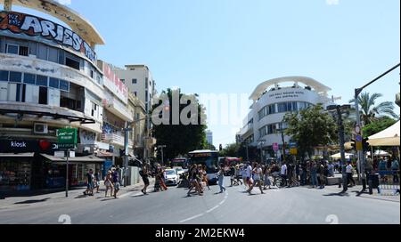 Pedoni che attraversano Allenby Street presso il mercato Carmel a Tel-Aviv, Israele. Foto Stock