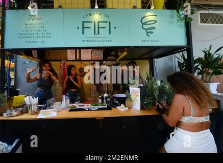 Vivaci bar nella strada stretta del mercato Carmel a Tel-Aviv, Israele. Foto Stock