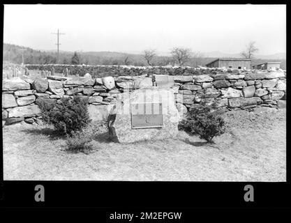 Daniel Shays Monument, Daniel Shays Highway (Rt. 202), presso il cimitero di Pelham Hill, Pelham, Mass., 4 aprile 1938 , acquedotto, serbatoi strutture di distribuzione dell'acqua, strade, marcature storiche Foto Stock