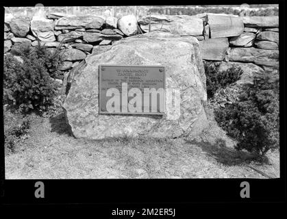 Daniel Shays Monument, Daniel Shays Highway (Rt. 202), presso il cimitero di Pelham Hill, Pelham, Mass., 4 aprile 1938 , acquedotto, serbatoi strutture di distribuzione dell'acqua, strade, marcature storiche Foto Stock