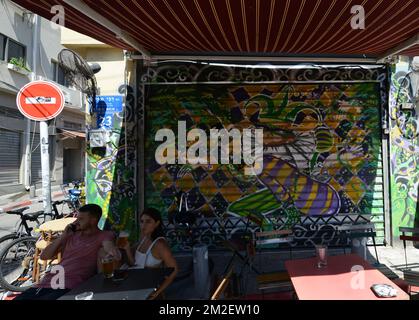 Vivaci bar nella strada stretta del mercato Carmel a Tel-Aviv, Israele. Foto Stock