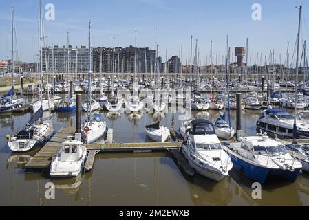 Barche a vela, motoscafi e yacht da diporto nel porto turistico di Blankenberge, lungo la costa del Mare del Nord, Fiandre Occidentali, Belgio | Voiliers au port de plaisance à Blankenberge, Belgique 18/04/2018 Foto Stock