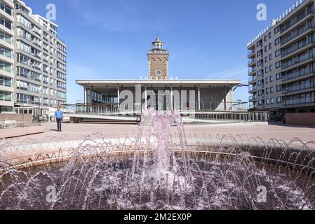 Fontana rosa di fronte al palazzo e l'ufficio turistico nella località balneare Knokke-Heist lungo la costa del Mare del Nord, Fiandre Occidentali, Belgio | Fontaine rose devant le phare et Office de tourisme à Knokke-Heist, Belgio 18/04/2018 Foto Stock