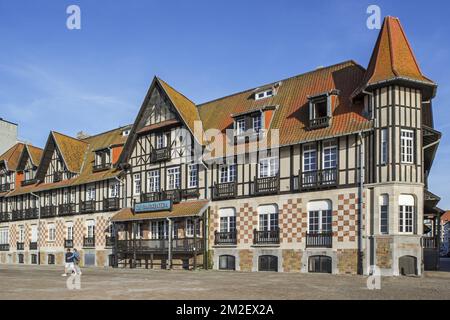 De Barkentijn, casa d'angolo in stile normanno, ora centro vacanze nella località balneare Nieuwpoort / Nieuport, Fiandre Occidentali, Belgio | De Barkentijn, maison d'angle en style Normand au station balnéaire Nieuport, Belgique 18/04/2018 Foto Stock