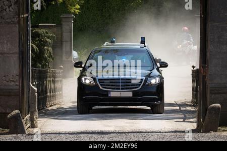 L'immagine mostra l'auto di Re Filippo - Filip che arriva in visita reale in occasione del 125th° anniversario della SRFB Societe Royale Forestiere de Belgique - KBBM De Koninklijke Belgische Bobouwmaatschappij, nel castello di Villers a Rochefort Venerdì 04 maggio 2018. BELGA FOTO BENOIT DOPPAGNE Foto Stock