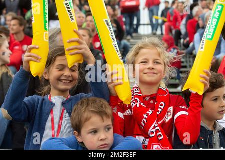 KHC Dragons' fans pictured during a hockey game between KHC Dragons and Waterloo Ducks H.C., the first leg of the finals of the playoffs of the 'Audi league' Belgian men's hockey competition, Thursday 10 May 2018 in Boom. BELGA PHOTO JAMES ARTHUR GEKIERE Stock Photo