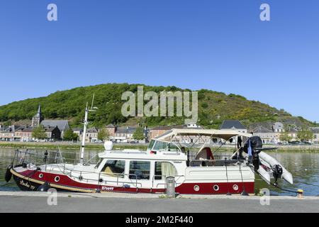 La Voie Verte lungo il fiume Mosa tra è un pedone e bicicletta tra Givet e Charleville-Meziere la Voie Verte et le port de plaisance a Vireux le long de la Meuse. 05/05/2018 Foto Stock