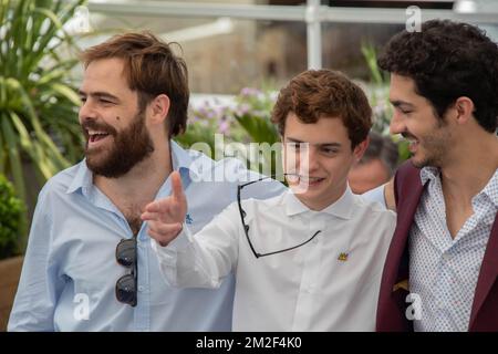 Foto 'El Angel'. L'attore Lorenzo ferro (C) fa un gesto di mano mentre si pone con gli attori Peter Lanzani (L) e Chino Darin (R)| Photocall du film 'El Angel' l'acteur Lorenzo ferro (C) faisant un geste de la main vers les photographes et pose avec les acteurs Peter Lanzani (L) et Chino Darin (R) 11/05/2018 Foto Stock