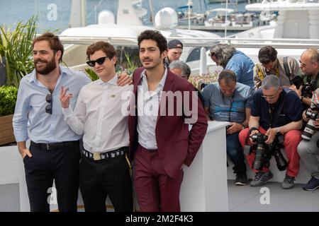 Foto 'El Angel'. L'attore Lorenzo ferro (C) fa un gesto di mano mentre si pone con gli attori Peter Lanzani (L) e Chino Darin (R)| Photocall du film 'El Angel' l'acteur Lorenzo ferro (C) faisant un geste de la main vers les photographes et pose avec les acteurs Peter Lanzani (L) et Chino Darin (R) 11/05/2018 Foto Stock