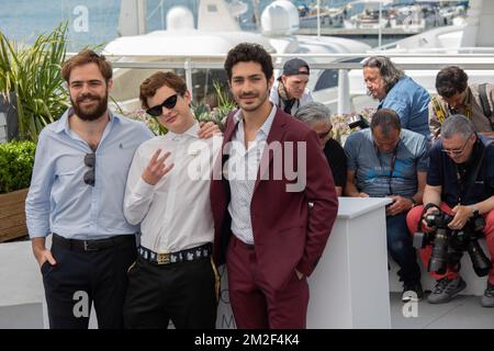 Foto 'El Angel'. L'attore Lorenzo ferro (C) fa un gesto di mano mentre si pone con gli attori Peter Lanzani (L) e Chino Darin (R)| Photocall du film 'El Angel' l'acteur Lorenzo ferro (C) faisant un geste de la main vers les photographes et pose avec les acteurs Peter Lanzani (L) et Chino Darin (R) 11/05/2018 Foto Stock