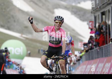 Britain's Simon Yates of Mitchelton - Scott celebrates at the stage 9 of the 101st edition of the Giro D'Italia cycling tour, 225km from Pesco Sannita to Gran Sasso d'Italia, Italy, Sunday 13 May 2018. BELGA PHOTO YUZURU SUNADA FRANCE OUT  Stock Photo