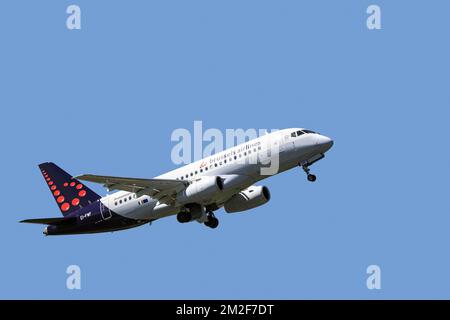 Sukhoi Superjet 100-95B, jet regionale a doppio motore fly-by-wire della Belgian Brussels Airlines in volo contro il cielo blu | Sukhoi Superjet 100-95B de Brussels Airlines en vol 06/05/2018 Foto Stock