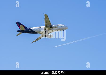 Airbus A319-112, trasporto aereo a due motori, a corpo stretto, per passeggeri commerciali, da Belgian Brussels Airlines in volo contro il cielo blu | Airbus A319-112 | Airbus A319-112, avion de ligne moyen-Courrier de Brussels Airlines en vol 06/05/2018 Foto Stock