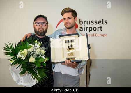 Lo sceneggiatore Angelo Tijssens e il regista Lukas Dhont hanno ritratto al ritorno dopo il festival del cinema 'Festival de Cannes', domenica 20 maggio 2018 all'aeroporto di Bruxelles a Zaventem. Il regista belga Dhont ha vinto il premio di debutto Camera d'Or (Golden Camera) per il suo film 'Girla'. FOTO DI BELGA JAMES ARTHUR GEKIERE Foto Stock