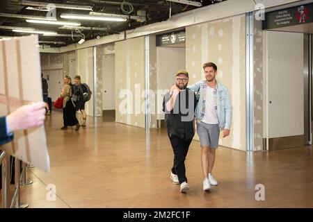 Lo sceneggiatore Angelo Tijssens e il regista Lukas Dhont hanno ritratto durante il ritorno dopo il festival del cinema 'Festival de Cannes', domenica 20 maggio 2018 all'aeroporto di Bruxelles a Zaventem. Il regista belga Dhont ha vinto il premio di debutto Camera d'Or (Golden Camera) per il suo film 'Girla'. FOTO DI BELGA JAMES ARTHUR GEKIERE Foto Stock