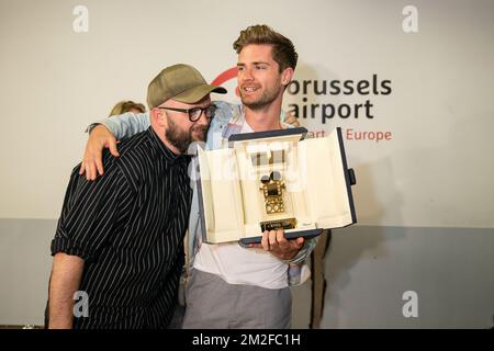 Lo sceneggiatore Angelo Tijssens e il regista Lukas Dhont hanno ritratto al ritorno dopo il festival del cinema 'Festival de Cannes', domenica 20 maggio 2018 all'aeroporto di Bruxelles a Zaventem. Il regista belga Dhont ha vinto il premio di debutto Camera d'Or (Golden Camera) per il suo film 'Girla'. FOTO DI BELGA JAMES ARTHUR GEKIERE Foto Stock