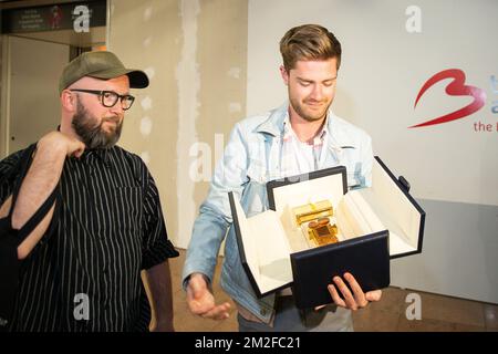 Lo sceneggiatore Angelo Tijssens e il regista Lukas Dhont hanno ritratto durante il ritorno dopo il festival del cinema 'Festival de Cannes', domenica 20 maggio 2018 all'aeroporto di Bruxelles a Zaventem. Il regista belga Dhont ha vinto il premio di debutto Camera d'Or (Golden Camera) per il suo film 'Girla'. FOTO DI BELGA JAMES ARTHUR GEKIERE Foto Stock