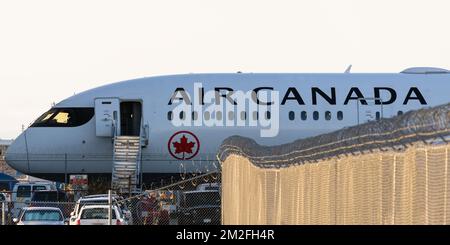 Richmond, British Columbia, Canada. 12th Dec, 2022. Un Air Canada Boeing 787 Dreamliner jetliner parcheggiato in una struttura di manutenzione aziendale, Vancouver International Airport. (Credit Image: © Bayne Stanley/ZUMA Press Wire) Foto Stock