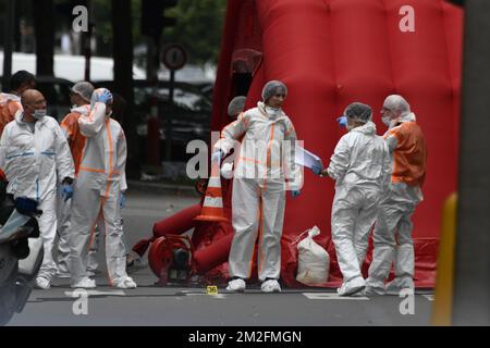 I poliziotti delle forze dell'ordine lavorano sulla scena di un tiro al boulevard d'Avroy di Liegi, martedì 29 maggio 2018. Un uomo armato ha sparato due poliziotti morti e un passante. Lo sparatutto era in permesso di casa dalla prigione ed è stato ucciso dalla polizia. FOTO DI BELGA ERIC LALMAND Foto Stock