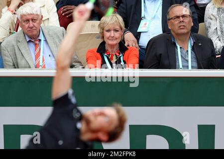 Associazione Francophone de Tennis presidente Andre Stein, moglie di Stein e Tennis Vlaanderen presidente Dirk De De Maeseneer (posteriore) orologio belga David Goffin (ATP 9) ritratto in azione durante la sua partita di tennis contro il francese Gael Monfils (ATP 37) Nel terzo turno dei singoli maschili al torneo di tennis francese Roland Garros Open, a Parigi, in Francia, venerdì 01 giugno 2018. L'estrazione principale del Roland Garros Grand Slam di quest'anno si svolge dal 27 maggio al 10 giugno. BELGA FOTO BENOIT DOPPAGNE Foto Stock