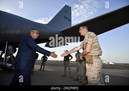 Il Ministro della Difesa e del Servizio pubblico Steven Vandeput è stato raffigurato nel corso di una visita ai soldati belgi a Bamako, Mali, martedì 05 giugno 2018. Le milizie belghe hanno sede a Bamako, parte della missione europea di formazione EUTM Mali. FOTO DI BELGA ERIC LALMAND Foto Stock