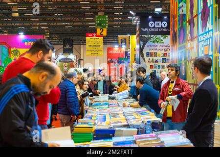 Persone che acquistano libri nella fiera del libro. FIERA del libro DI TUYAP Istanbul. Istanbul Turkiye - 12.3.2022 Foto Stock