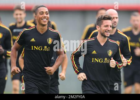 I belgi Youri Tielemans e i belgi Dries Mertens hanno mostrato la foto durante una sessione di allenamento della nazionale belga Red Devils, sabato 09 giugno 2018, a Tubize. I Red Devils hanno iniziato i preparativi per la prossima Coppa del mondo FIFA 2018 in Russia. FOTO DI BELGA BRUNO FAHY Foto Stock