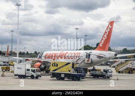 easyJet.com vue sur un avion de la compagnie low cost et le logo de la compagnie eyrienne. | Vista easyJet.com su un'ala di un aereo. 19/06/2018 Foto Stock