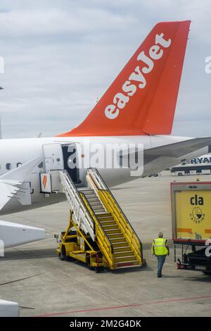 easyJet.com vue sur un avion de la compagnie low cost et le logo de la compagnie eyrienne. | Vista easyJet.com su un'ala di un aereo. 19/06/2018 Foto Stock