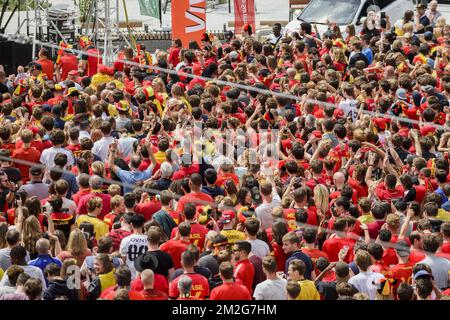 Schermo gigante per i tifosi di calcio e per le famiglie della mondial sulla Place Dumont. | Ecran geant a la Place Dumont pour le mondial de football - Rassemblement populaire des supports des diables rouges. 23/06/2018 Foto Stock