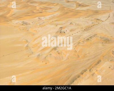 Deserto della Namibia. Vista aerea delle dune di sabbia vicino a Walvis Bay e Swakopmund. Skeleton Coast. Namibia. Africa. Foto Stock