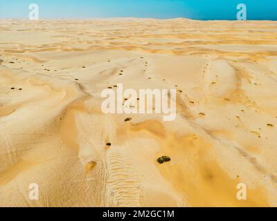 Deserto della Namibia. Vista aerea delle dune di sabbia vicino a Walvis Bay e Swakopmund. Skeleton Coast. Namibia. Africa. Foto Stock