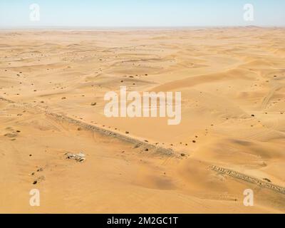 Deserto della Namibia. Vista aerea delle dune di sabbia vicino a Walvis Bay e Swakopmund. Skeleton Coast. Namibia. Africa. Foto Stock