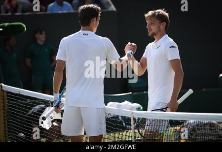 Il belga David Goffin (ATP 9) e l'australiano Matthew Ebden (ATP 51) stringono le mani dopo la loro partita di tennis nel primo turno dei Gentlemen's singles al torneo di tennis Wimbledon Grand Slam 2018 presso l'All England Tennis Club, nel sud-ovest di Londra, in Gran Bretagna, martedì 03 luglio 2018. BELGA PHOTO VIRGINIE LEFOUR Foto Stock