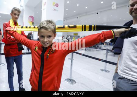 L'immagine mostra un giovane fan dei Devils alla partenza di un volo a Saint-Petersburg, Russia, per la partita semifinale tra la nazionale francese di calcio 'Les Bleus' e la nazionale belga di calcio i Red Devils, all'aeroporto di Bruxelles, Zaventem, martedì 10 luglio 2018. FOTO DI BELGA THIERRY ROGE Foto Stock