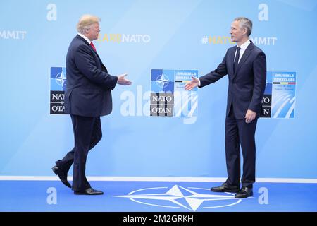 Il Segretario Generale della NATO Jens Stoltenberg accoglie il Presidente degli Stati Uniti Donald Trump nel momento in cui si è stretta la mano in un vertice dell'alleanza militare NATO (Organizzazione del Trattato del Nord Atlantico), mercoledì 11 luglio 2018, a Bruxelles. BELGA FOTO PISCINA SEBASTIEN PIRLET Foto Stock